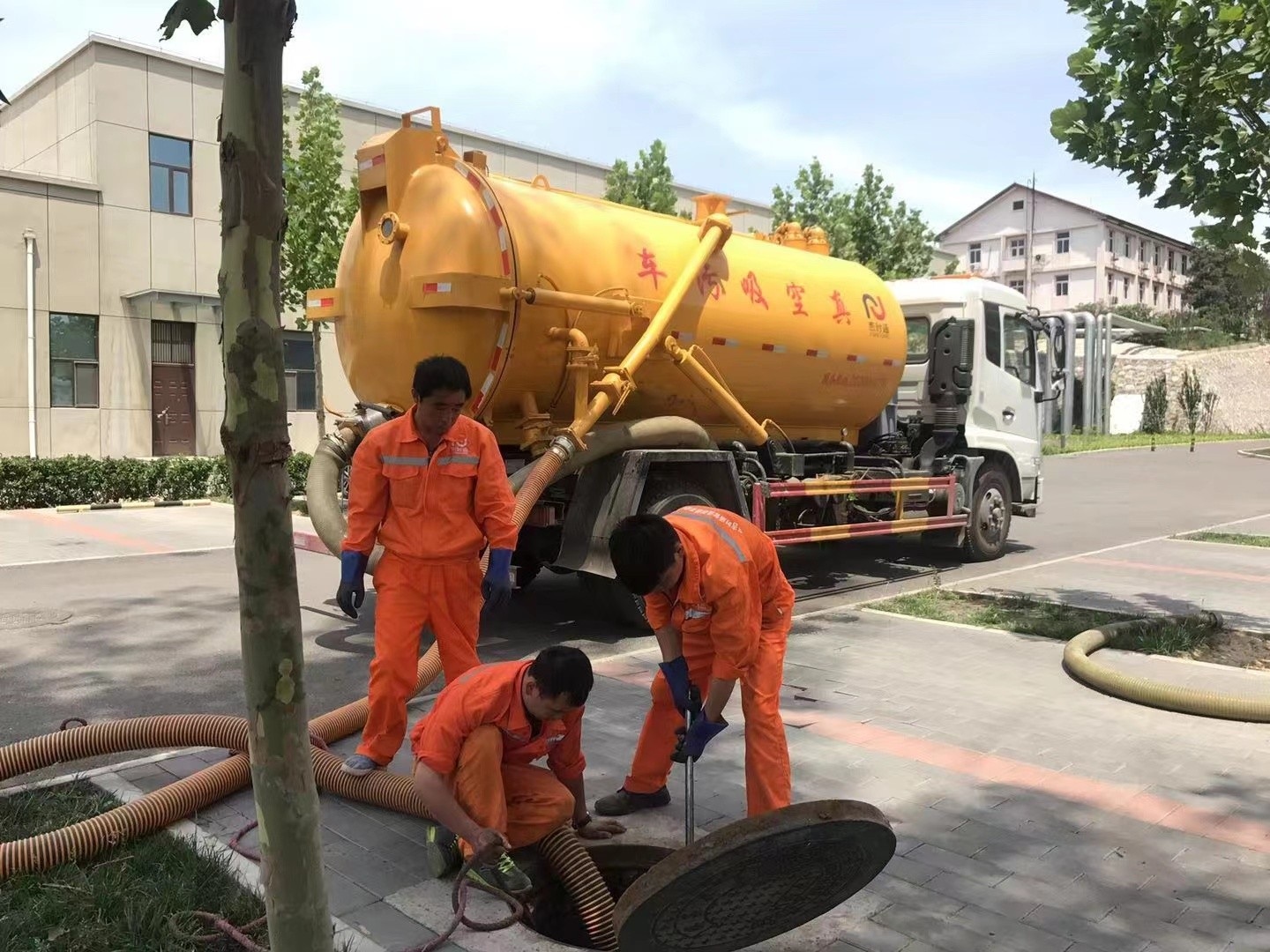 谢家集管道疏通车停在窨井附近